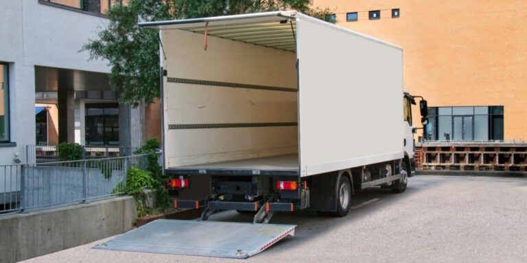 Location de camion : les avantages de la location avec hayon pour faciliter le chargement